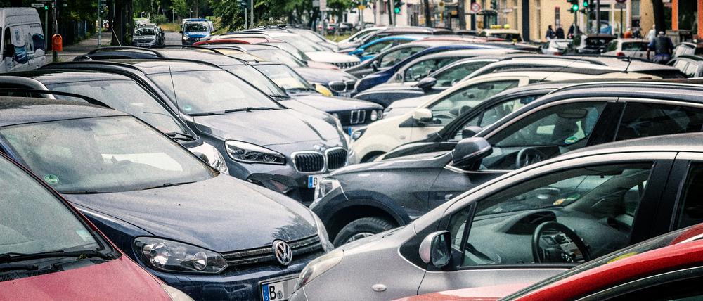 Viele Autos stehen lange auf den Parkplätzen herum.
