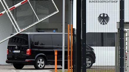 Der Beschuldigte wurde zum Ermittlungsrichter des BGH nach Karlsruhe gebracht.