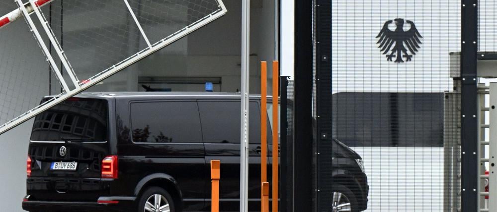Der Beschuldigte wurde zum Ermittlungsrichter des BGH nach Karlsruhe gebracht.