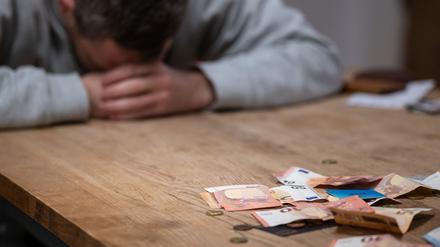 Überschuldet ist, wer seinen finanziellen Verpflichtungen dauerhaft nicht mehr nachkommen kann. 