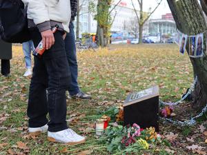 Gedenktafel für verstorbene obdachlose Menschen am Berliner Ostbahnhof.