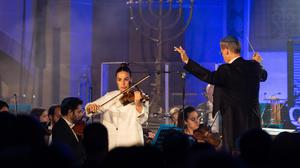 Ex-Soldatin Agam Berger spielt in der Synagoge Rykestraße eine Violine, die aus Auschwitz stammt.