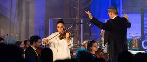 Ex-Soldatin Agam Berger spielt in der Synagoge Rykestraße eine Violine, die aus Auschwitz stammt.
