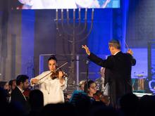 Sie war 482 Tage Geisel der Hamas: Als Agam Berger ihre Geige ergreift, erhebt sich der Saal