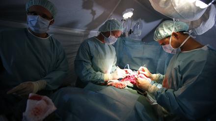 Ärzte bei einer Übung der Bundeswehr in einem Lazarett.