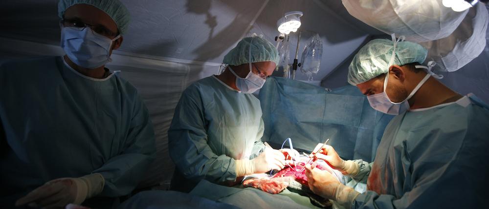 Ärzte bei einer Übung der Bundeswehr in einem Lazarett.