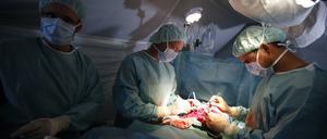 Ärzte bei einer Übung der Bundeswehr in einem Lazarett.