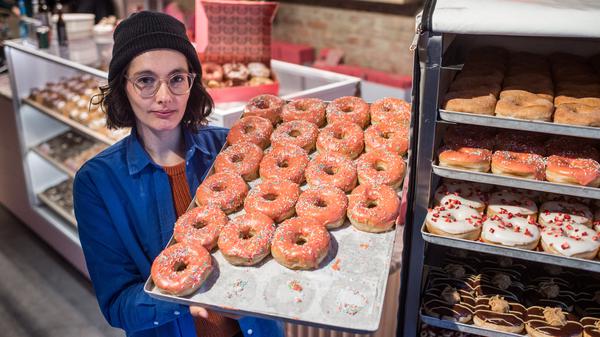 Die Geschäftsführerin Jessica Jeworutzki gründete Brammibal’s Donuts 2017. Heute expandiert das Unternehmen in Berlin und Hamburg.