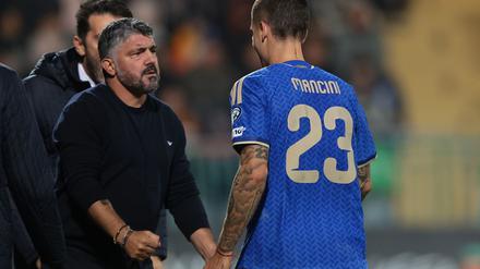 Trainer Gennaro Gattuso (l) wird mit Italien den Umweg über die Playoffs nehmen müssen.