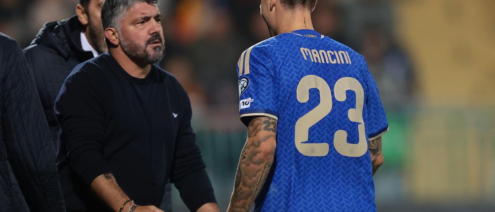Trainer Gennaro Gattuso (l) wird mit Italien den Umweg über die Playoffs nehmen müssen.