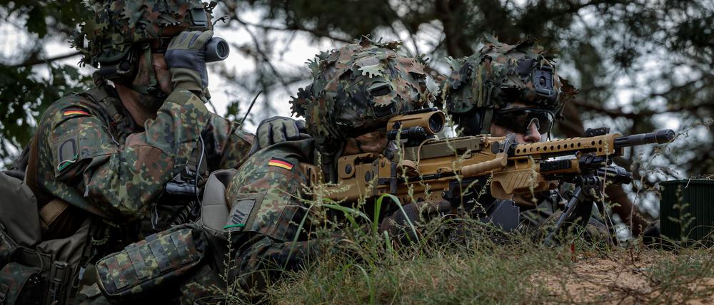 Bundeswehrsoldaten bei einem Manöver.