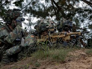 Bundeswehrsoldaten bei einem Manöver.