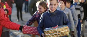Ehrenamtliche Helferinnen und Helfer des Weihnachtspäckchenkonvois verteilen Geschenke an Kinder in Moldawien.