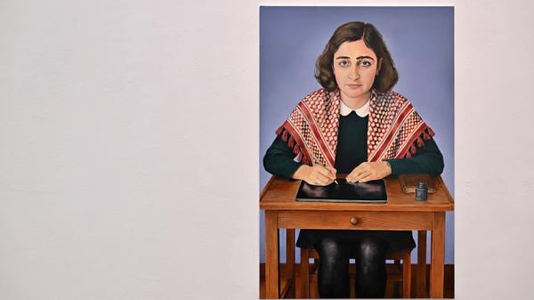 Anne Frank ist in der Schau mit palästinensischer Kufiya und iPad zu sehen.