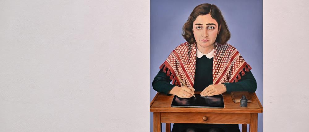 Anne Frank ist in der Schau mit palästinensischer Kufiya und iPad zu sehen.