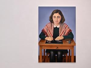 Anne Frank ist in der Schau mit palästinensischer Kufiya und iPad zu sehen.