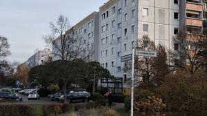 Das Haus in Berlin-Hellersdorf, in dem mutmaßlich eine Gruppenvergewaltigung stattgefunden hat.