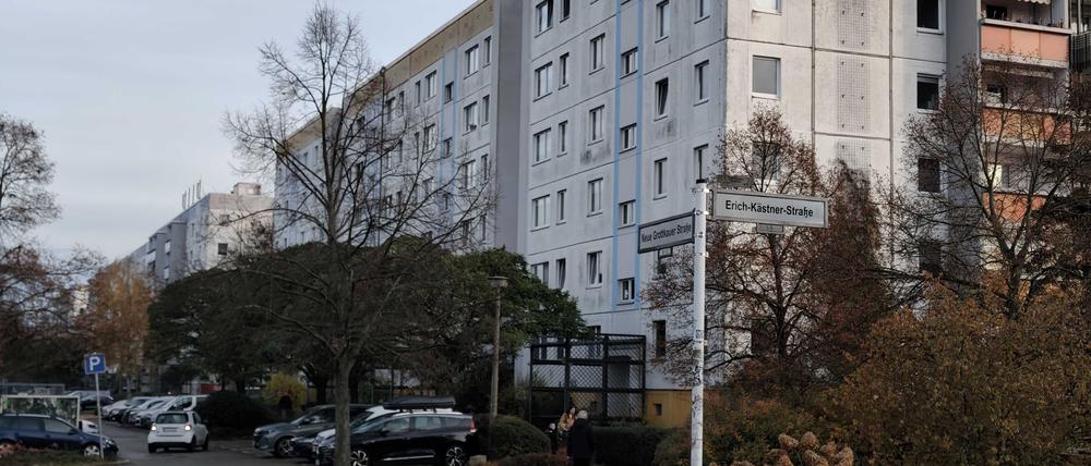 Das Haus in Berlin-Hellersdorf, in dem mutmaßlich eine Gruppenvergewaltigung stattgefunden hat.