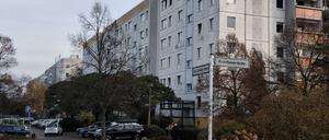 Das Haus in Berlin-Hellersdorf, in dem mutmaßlich eine Gruppenvergewaltigung stattgefunden hat.