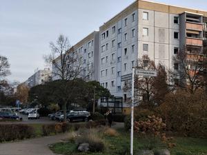 Das Haus in Berlin-Hellersdorf, in dem mutmaßlich eine Gruppenvergewaltigung stattgefunden hat.