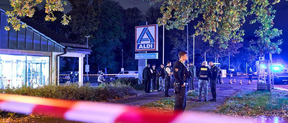Einsatzkräfte der Polizei sind an dem Supermarkt in Berlin-Mariendorf im Einsatz. 
