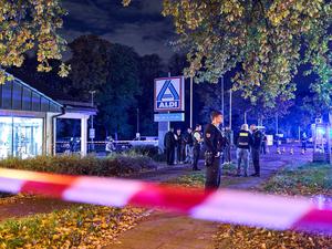 Einsatzkräfte der Polizei sind an dem Supermarkt in Berlin-Mariendorf im Einsatz.