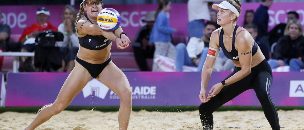 Umkämpfter Sieg zum WM-Auftakt für Lea Kunst (r) und Melanie Paul.   