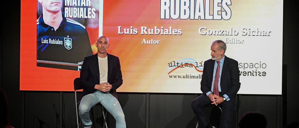 Der frühere spanische Verbandspräsident Luis Rubiales (l) wurde von einem Onkel mit Eiern beworfen.