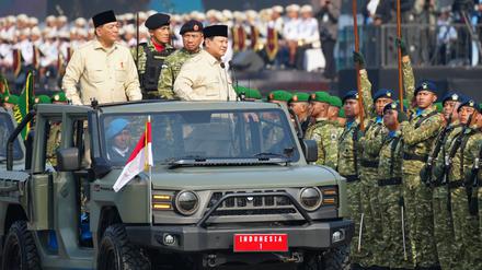 Der indonesische Präsident Prabowo Subianto und indonesische Streitkräfte.