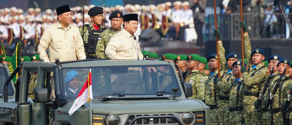 Der indonesische Präsident Prabowo Subianto und indonesische Streitkräfte.