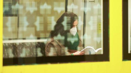 Mit FFP2-Maske in der U-Bahn, ein Archivbild vom Berliner Hauptbahnhof, Januar 2022 