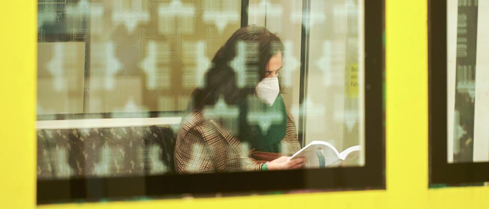 Mit FFP2-Maske in der U-Bahn, ein Archivbild vom Berliner Hauptbahnhof, Januar 2022