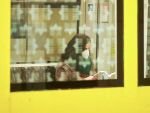 Mit FFP2-Maske in der U-Bahn, ein Archivbild vom Berliner Hauptbahnhof, Januar 2022 