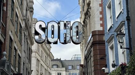 Ein Zeichen über der Beak Street erinnert Besucher daran, wo sie sich befinden. 