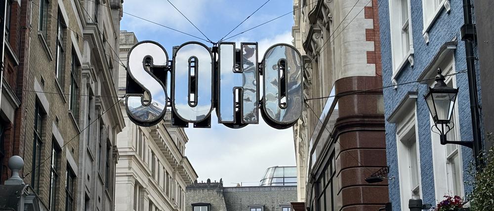 Ein Zeichen über der Beak Street erinnert Besucher daran, wo sie sich befinden. 