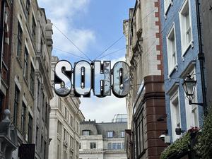 Ein Zeichen über der Beak Street erinnert Besucher daran, wo sie sich befinden.