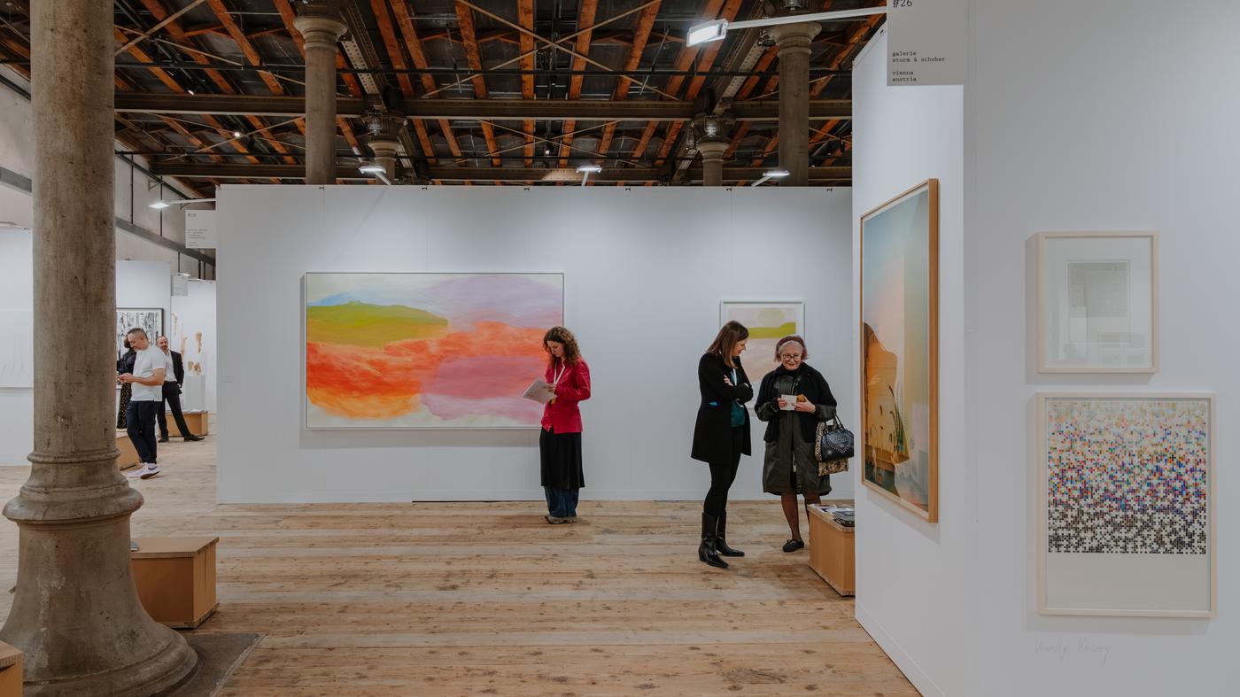 Gro-e-B-hne-f-r-Papier-Eine-Kunstmesse-im-Depot-der-Wiener-Semper-Depot