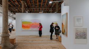 Raue Holzböden, gusseiserne Säulen: Die Wiener Ausgabe der Paper Positions. 