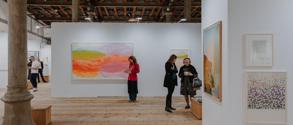 Raue Holzböden, gusseiserne Säulen: Die Wiener Ausgabe der Paper Positions.