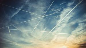 Flugzeuge mit Kondensstreifen in Hamburg, Deutschland *** Aircraft with contrails in Hamburg, Germany