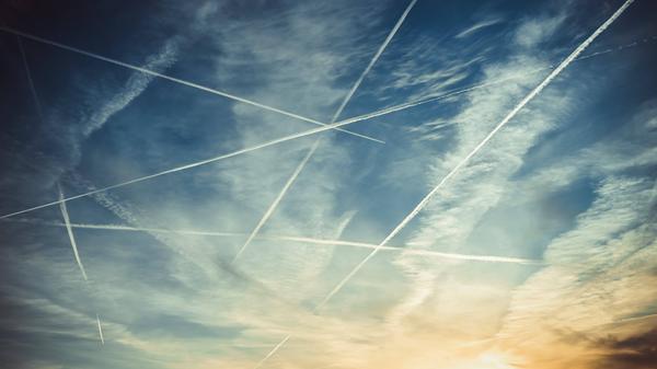 Flugzeuge mit Kondensstreifen in Hamburg, Deutschland *** Aircraft with contrails in Hamburg, Germany