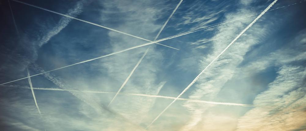 Flugzeuge mit Kondensstreifen in Hamburg, Deutschland *** Aircraft with contrails in Hamburg, Germany