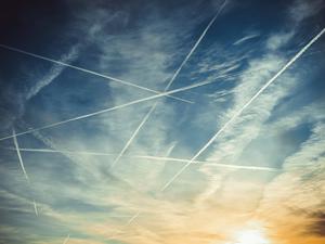 Flugzeuge mit Kondensstreifen in Hamburg, Deutschland *** Aircraft with contrails in Hamburg, Germany