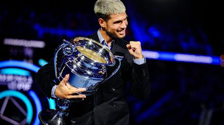 Für die Nummer 1 am Saisonende erhält Carlos Alcaraz eine Trophäe