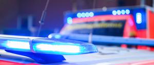 Blaulichter leuchten an einer Einsatzstelle (Symbolbild). 