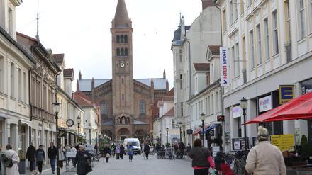 Passanten in der Einkaufsmeile in der Brandenburger Straße in Potsdam.