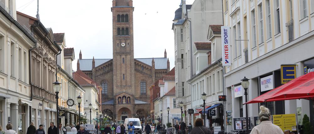 Passanten in der Einkaufsmeile in der Brandenburger Straße in Potsdam.
