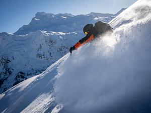 Darum geht’s: ordentlich durch den Pulverschnee brettern. 