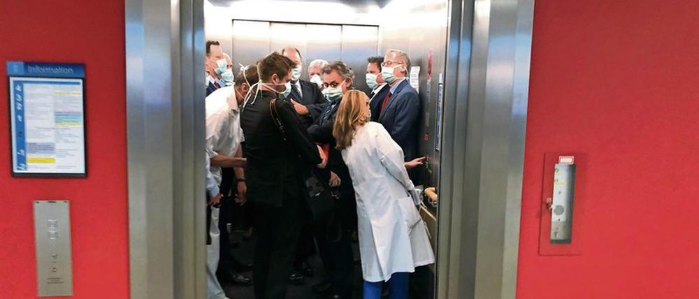 Bei einem Besuch der Uniklinik Gießen drängen sich Bundesgesundheitsminister Jens Spahn (CDU, l), und Hessens Ministerpräsident Volker Bouffier (CDU, M) mit Begleitern in einem Fahrstuhl.