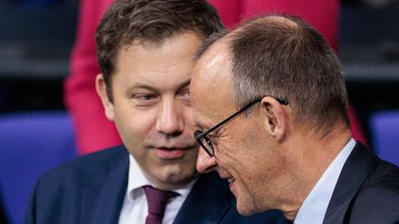 Kanzler Friedrich Merz und Vizekanzler Lars Klingbeil (links) sind am Morgen nach dem Koalitionsausschuss gut drauf im Bundestag.